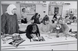 Natuurkundeles aan de enige meisjesschool in Nederland. 1992