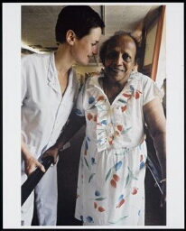 Mevrouw Theotahul met fysiotherapeut Suzan de Gooyer in verpleeghuis Amstelhof 2002