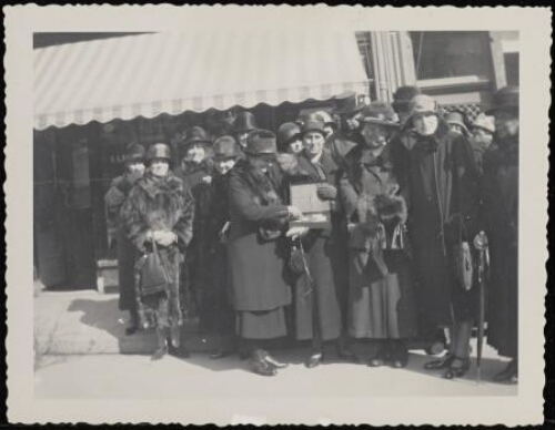 Groepsportret genomen tijdens een vergadering van de Nederlandse Vereniging van Huisvrouwen. 1933