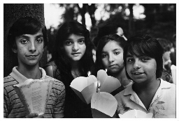 Kinderen met kaarsjes tijdens een zigeunerbedevaart. 198?