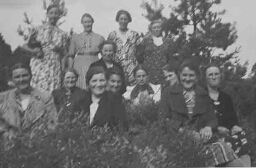 Groepsportret van vrouwen bij het Vormingscentrum 'De Born' 1938
