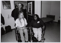 Vrouwelijke gehandicapte studenten krijgen de sleutel van een wooncomplex overhandigd van de burgemeester. 1999