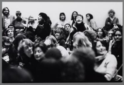 Persconferentie in het kader van een performance gehouden in het Stedelijk Museum. 1978