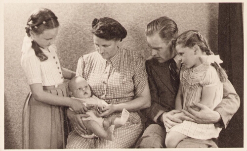 Kiekje van gezin: vader, moeder, twee dochters en baby. 195?