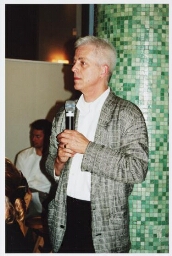 Vivan Mell geeft voorlichting over Sail 2000 in het openluchtmuseum in Zeeburg. 2000