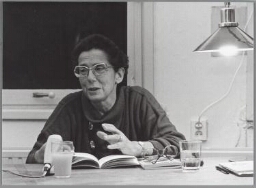 Evelien van Leeuwen leest in het vrouwencentrum voor uit eigen werk tijdens de vrouwenboekenweek. 1985