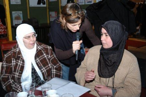 Vrouwen lezen tijdens het Crossing Border festival voor uit eigen werk 2007