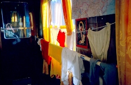 Wasgoed hangt te drogen in de trein tijdens de WILPF treinreis 1995