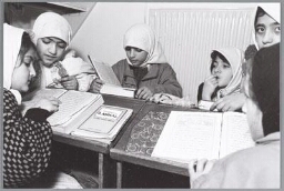 Koranles voor meisjes in een moskee. 1994