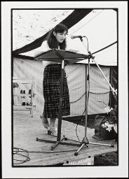 Portret van vrouw die spreekt in de tent in het Vondelpark na de demonstratie tegen de abortuswet. 1980