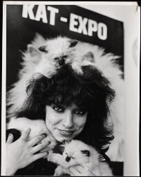 Zangeres Mariska Veres omgeven met poezen tijdens de Kat - Expo. 1975