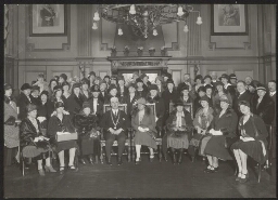 Groepsfoto van groep vrouwen (mogelijk de Nationale Vrouwenraad) met in hun midden een burgemeester 192?