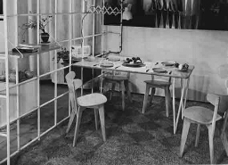 Stand 'Huiskamer 1948 voor de ruimere beurs, detail eethoek' op de tentoonstelling 'De Nederlandse Vrouw 1898-1948'. 1948