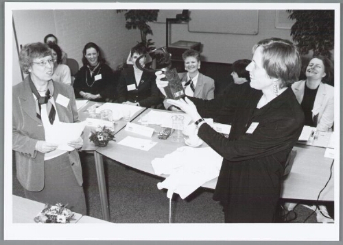 Uitreiking van de Corrie Hermann prijs tijdens de algemene ledenvergadering van de VNVA. 1998