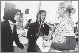 Dieuwertje Huijg (rechts) spreekt met Afghaanse meiden uit Hoofddorp tijdens de bijeenkomst 'Zwarte, Migranten-, Vluchtelingen- en Witte Vrouwen/Bewegingen in Nederland', georganiseerd door de Stichting Vrouwen en Diversiteit, waar Dieuwertje een van de oprichtsters van is 2003