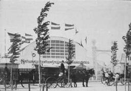 Exterieur van het hoofdgebouw van de Nationale Tentoonstelling van Vrouwenarbeid 1898