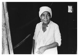 Zieke vrouw in haar huis in Nicaragua. 1984