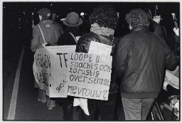 Tijdens internationale vrouwendag wordt een Fakkeloptocht gehouden, bord met tekst: 'loopt u 's nachts ook zo rustig over straat mevrouw ?' 1982