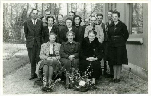 Johanna Westerdijk (zittend 1e van links) en haar medewerkers (Grietje Brink staand 1e van links en Gerda Bunschoten, zittend 3e van links) met andere collega's (van het Phytopathologisch Laboratorium 'Willie Commelin Scholten' (WCS) in de tuin van het Laboratorium 1946