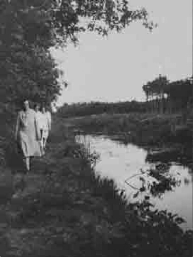 Wandelend langs rivier 1930