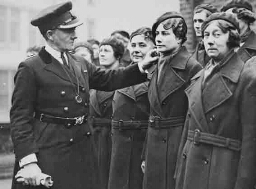 Commandant Mary Allen van de 'Women's Auxilliary Service' inspecteert de 'Women's Reservists'' in Londen 1933