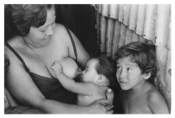Nicaraguaanse vrouw geeft haar kind de borst. 1984