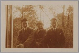 Portret van Betsy Thung Sin Nio en twee mannen 193??