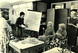 Nel Willekens (derde van links) geeft les in de geschiedenis van het gezin aan de Pinkstergroep, een groep oudere socialistische vrouwen, tijdens het pinksterweekend 1980