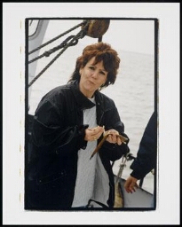 Zangeres Marianne Weber eet vis aan boord van een schip 199?