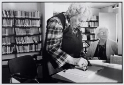 Vrijwilligster in een bibliotheek van een bejaardentehuis. 1990