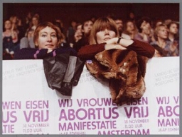 Twee vrouwen tijdens abortusmanifestatie Wij Vrouwen Eisen abortus vrij. 1978