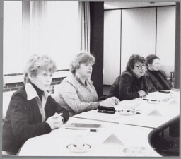 Staatssecretaris Annelien Kappeyne van de Coppello (tweede van links) maakt kennis met de Emancipatieraad. 1983
