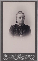 Studioportret van Catharine van Tussenbroek, de eerste vrouw die toelatingsexamen  deed voor de universiteit en de tweede vrouwelijke arts in Nederland. 189?