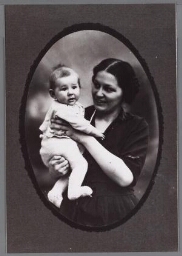Studioportret van Annie Romein-Verschoor met zoon Jan-Erik 1921