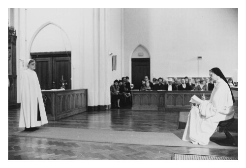Cisterciënserin tijdens haar professie van de orde der Cisterciënsers. 1983