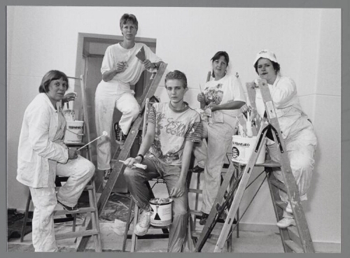 Herintreedsters aan het werk als huisschilders voor project. 1989