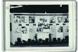Stand van de afdeling 'De vrouw in opvoeding en onderwijs': 'Opvoeding' van de jeugd op de tentoonstelling 'De Nederlandse Vrouw 1898-1948'. 1948