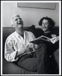 Svika en Barbara kijken lachend in een fotoboek 1995