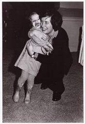 Portret van Paula Wassen- van Schaveren met haar dochtertje 198?
