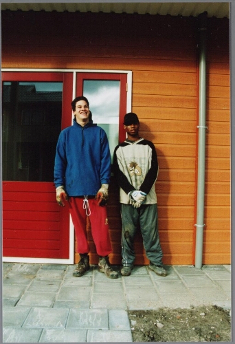 Twee bouwvakkers, Niels en Sydney,  tijdens de opening van het Asiel ZoekersCentrum (AZC) Zeeburg in Amsterdam 2001