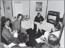 Stand en werkgroep tijdens een symposium van de Plattelandsvrouwen. 1987