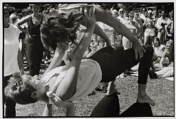 Lesbisch stel tijdens homodemonstratie. 1986