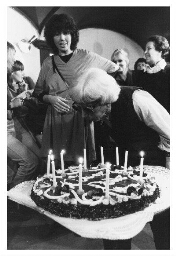 Serie foto's t.g.v.de viering van het 10-jarig bestaan van Dolle Mina : Eva Besnyö blaast de kaarsjes op een taart uit 1980