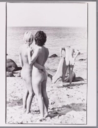 Vrouwen aan het strand tijdens lesbisch internationaal vrouwenkamp in Sejerø (Denemarken), zomer 1978. 1978