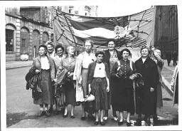 Vrouwen van Ravensbrück demonstreren met spandoek. 194?