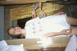 Vrouw in de  WILPF trein 1995