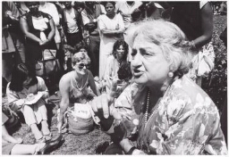 Portret van Betty Friedan, Amerikaans feministe, aan het woord tijdens bijeenkomst met vrouwen. 198?