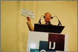 Frank Bijdendijk, algemeen directeur van woningbedrijf Het Oosten, met cheque van 25.000 gulden tijdens de opening van IJburg, een nieuwe stadswijk van Amsterdam 2001