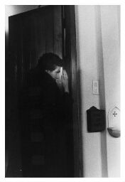 Italiaanse vrouw verlaat tijdens Palmzondag de kerk. 1979
