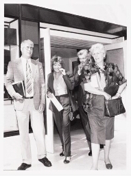 Hedy d'Ancona (2e van links), Jan de Koning (3e van links) en Jeltien Kraaijeveld-Wouters (rechts) arriveren bij congres. 198??